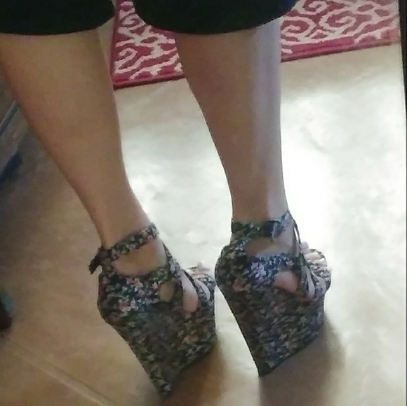 Woman's 6" Wedges Size 8 - Picture 7 of 8